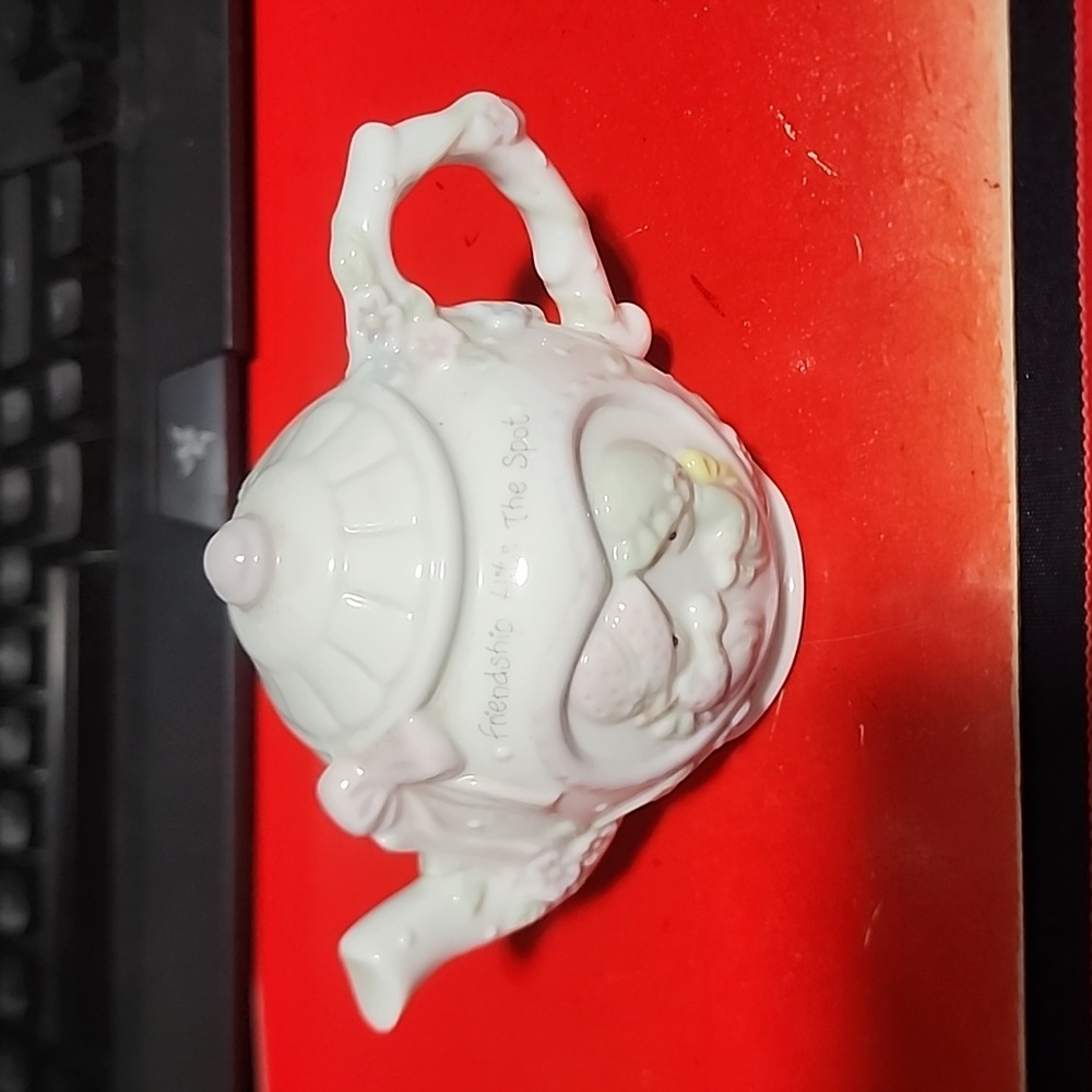 1993 Precious Moments mini musical teapot "Friendship Hits the Spot"